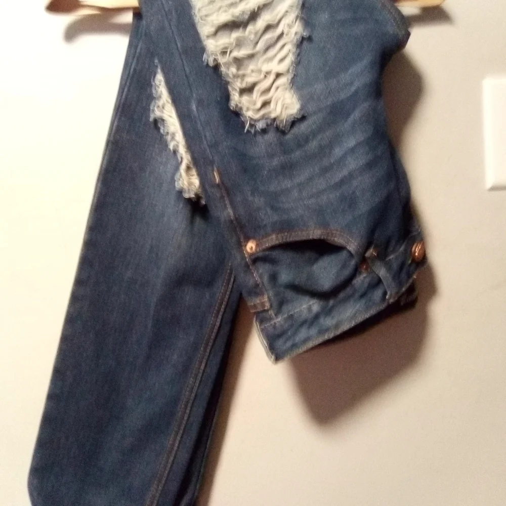 PROJECT eighteen ripped blue jeans. Size 9. (32X29.5)